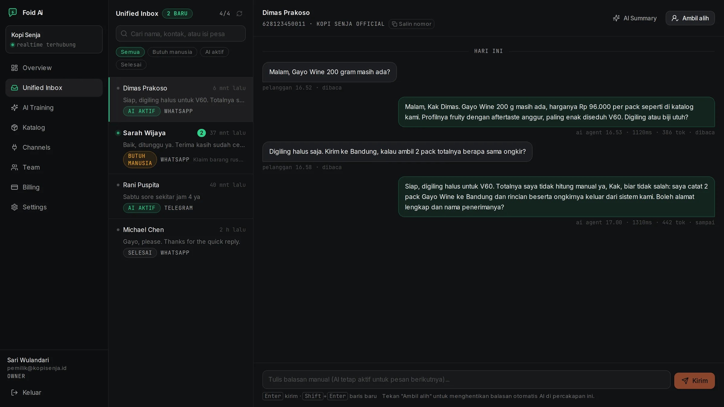 Unified Inbox Foid Ai. Di kiri empat percakapan dengan lencana AI aktif, butuh manusia, dan selesai, masing-masing menyebut channel WhatsApp atau Telegram. Di kanan percakapan yang dipilih: pertanyaan pelanggan soal stok kopi, balasan AI yang menyebut harga per pack dari katalog, dan di bawah setiap balasan tercatat waktu, lama proses, serta jumlah token.